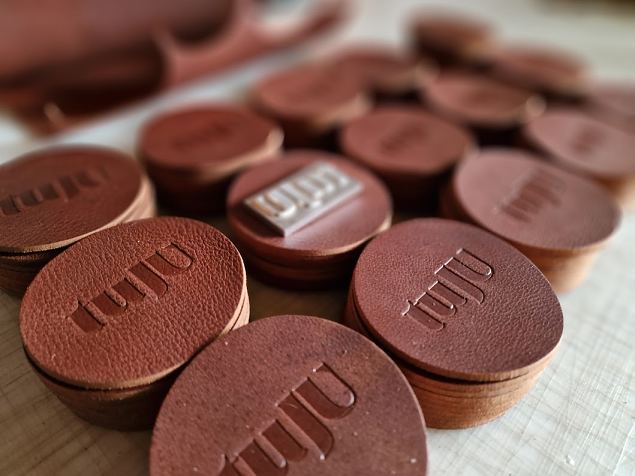 Klaasialused restorani TUJU, pressitud logoga  
